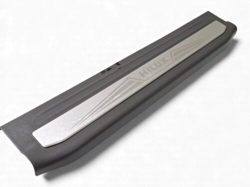 Soleira Porta D/le Hilux C/emblema 06/15 679140k030 Cinza-escuro